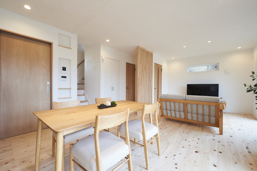 写真中央にある木の格子、目隠しの機能だけでなく室内のインテリアとしても大きな役割をになっています。